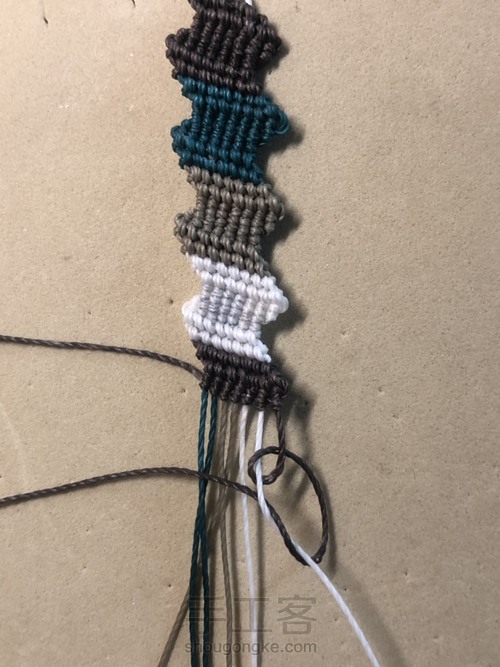 −闪电−拼接四色斜卷手链 第12步