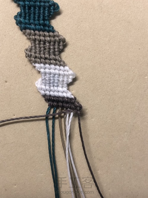 −闪电−拼接四色斜卷手链 第10步