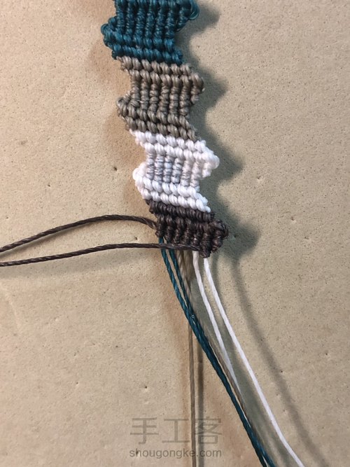 −闪电−拼接四色斜卷手链 第13步