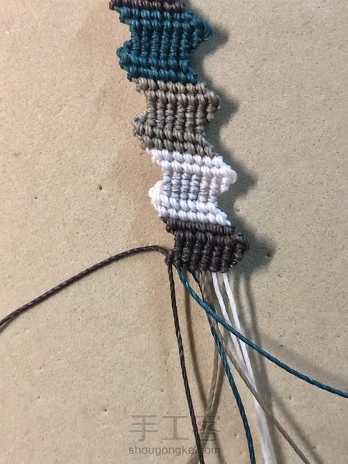 −闪电−拼接四色斜卷手链 第14步