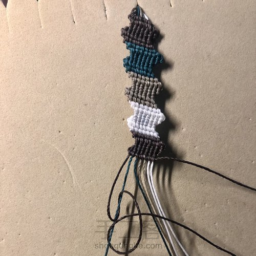 −闪电−拼接四色斜卷手链 第18步