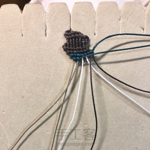 −闪电−拼接四色斜卷手链 第21步