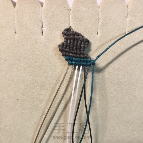 −闪电−拼接四色斜卷手链 第22步