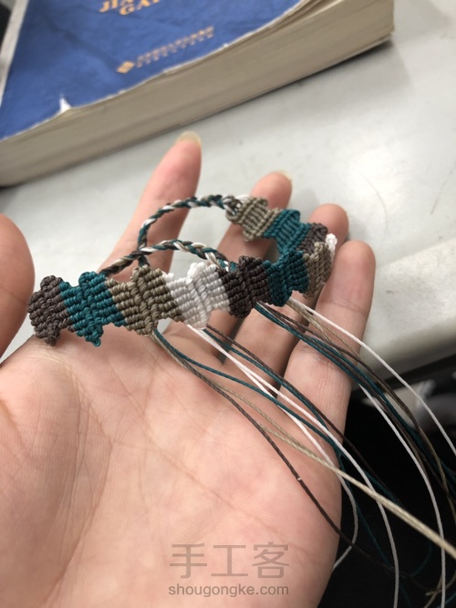 −闪电−拼接四色斜卷手链 第28步
