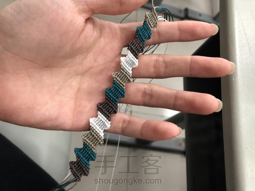 −闪电−拼接四色斜卷手链 第29步