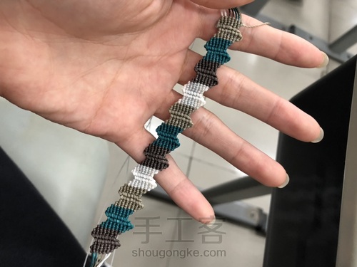 −闪电−拼接四色斜卷手链 第30步