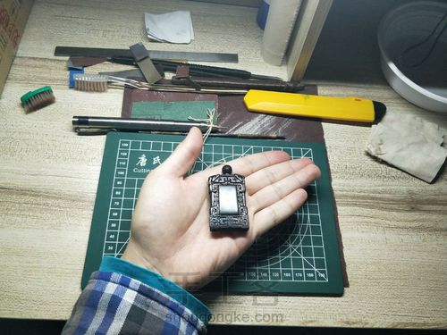 大红酸枝镶金丝楠龙纹牌 第17步