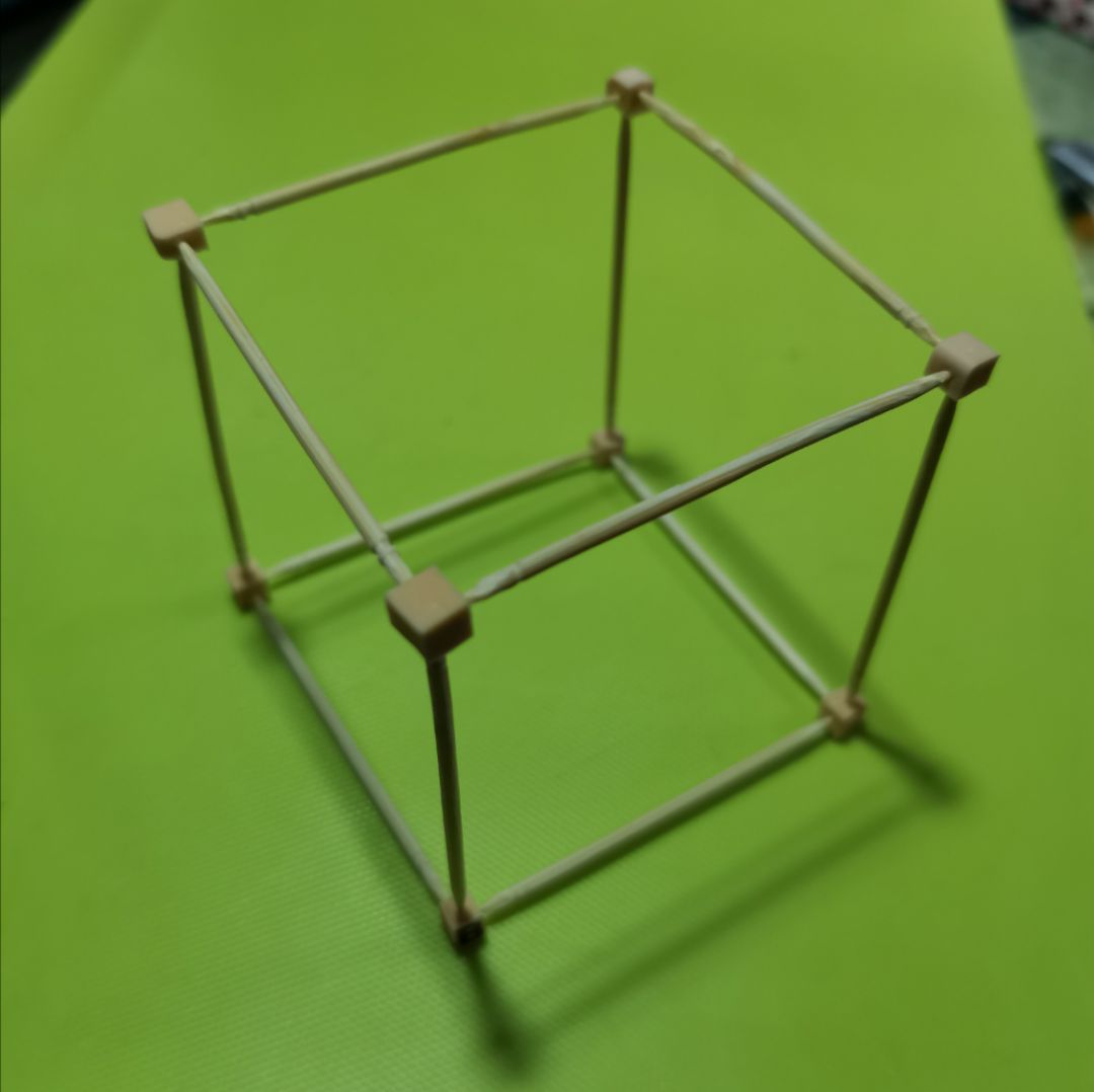 小学六年级作业，制作立方体框架。我使用牙签和橡皮，简单方便。