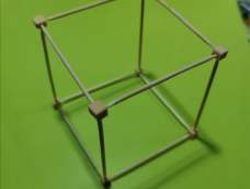 小学六年级作业，制作立方体框架。我使用牙签和橡皮，简单方便。