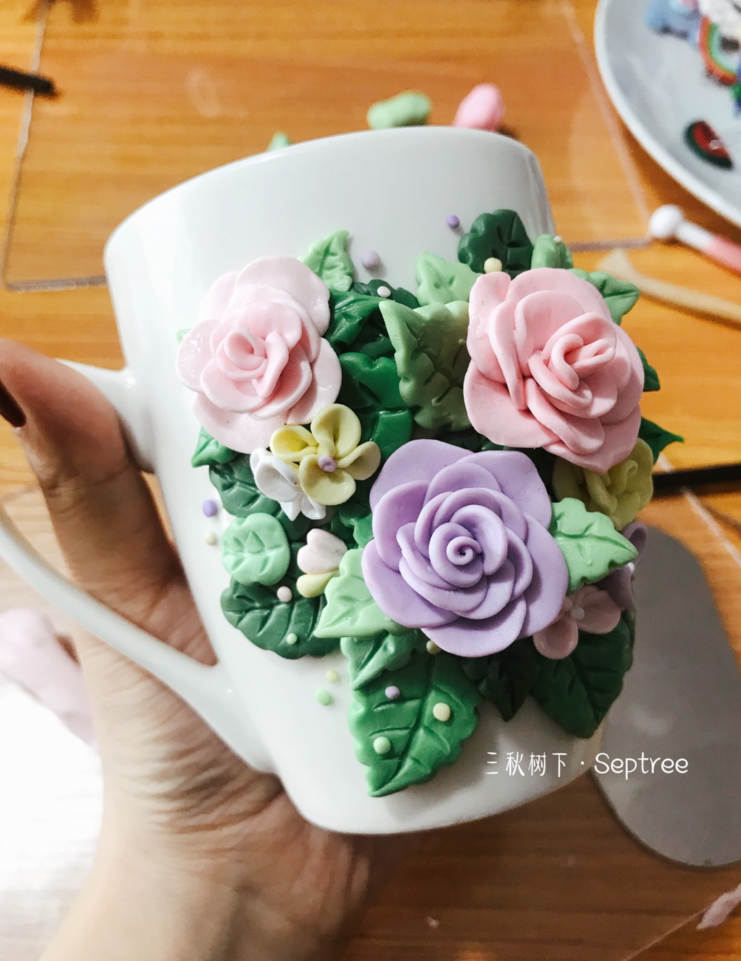 软陶杯的制作方法比较简单，需要耐心和色彩搭配的能力，初学者可以模仿本教程的配色和花型