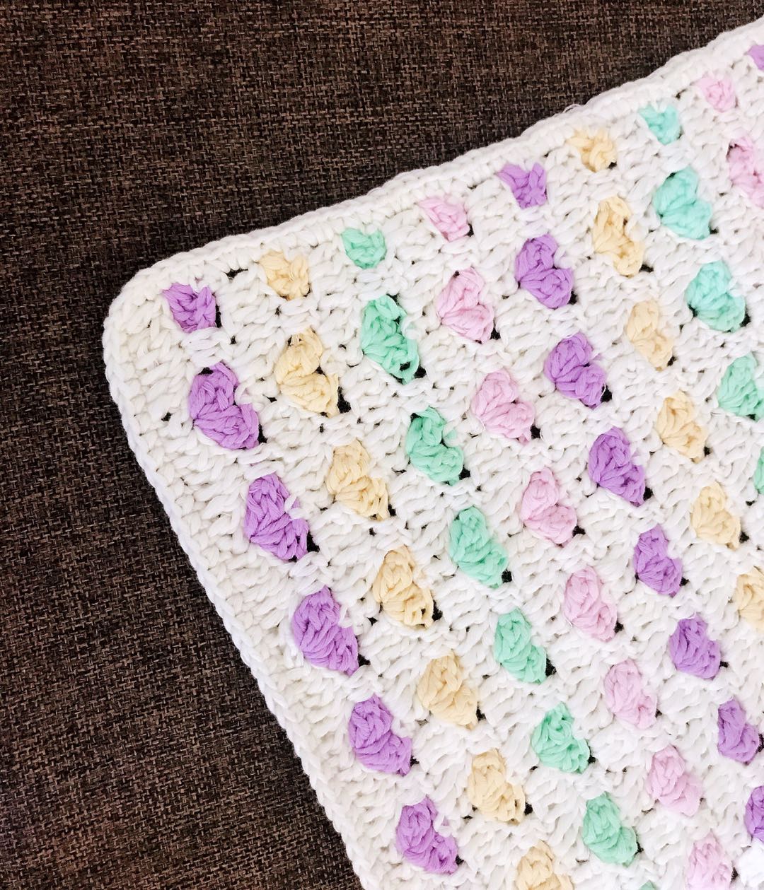 之前也给大家讲解过其他❤爱心毯的制作，今天这款毯子相较以前的毯子钩织方法更加简单易学。
大家可以根据自己的喜好选择搭配喜欢的颜色，更加浪漫。👈🏼

用🧶牛奶棉编织，自己用或者给宝宝用都柔软舒适。这款爱心花毯花样密实。 成品厚实，作为居家盖毯，沙发垫子，桌布等都非常实用呢！