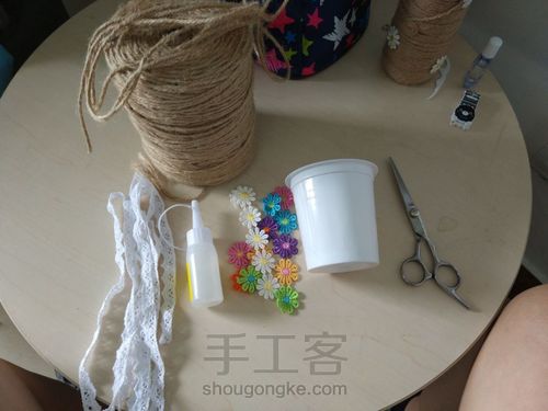 利用空瓶子做小清新花盆～ 第1步