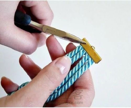 超简单的编织手链的方法 第7步