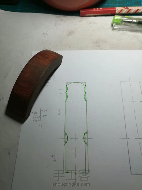 紫檀小料弯曲的古琴 第3步