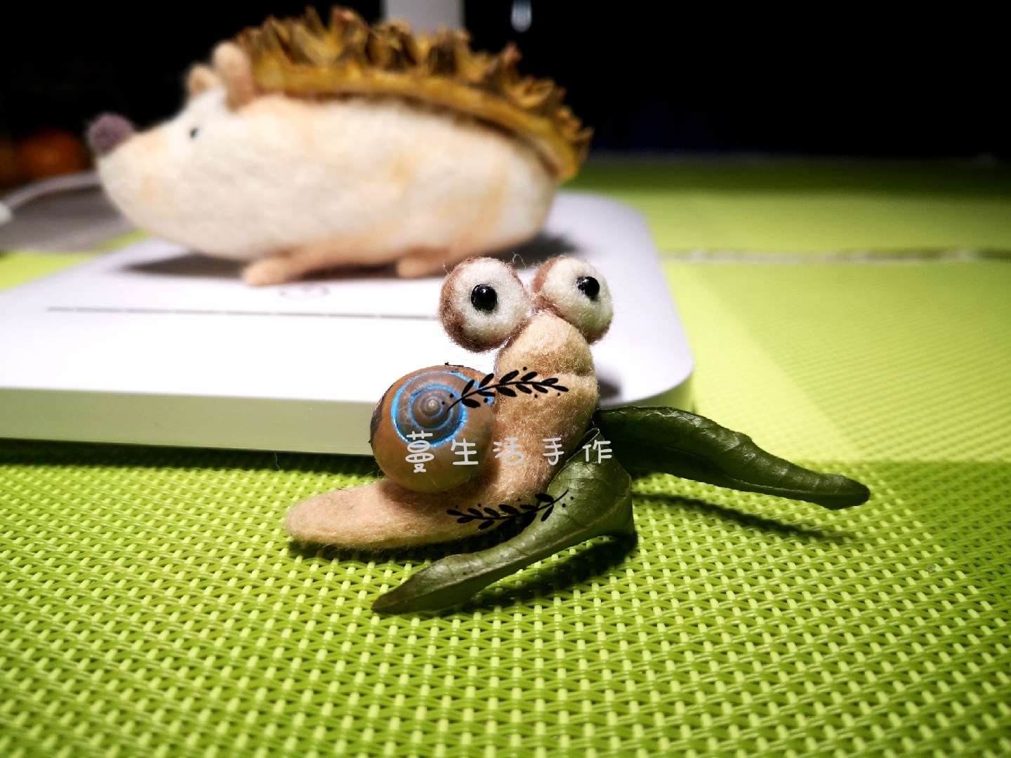 用羊毛毡和蜗牛壳结合的方式制作蜗牛