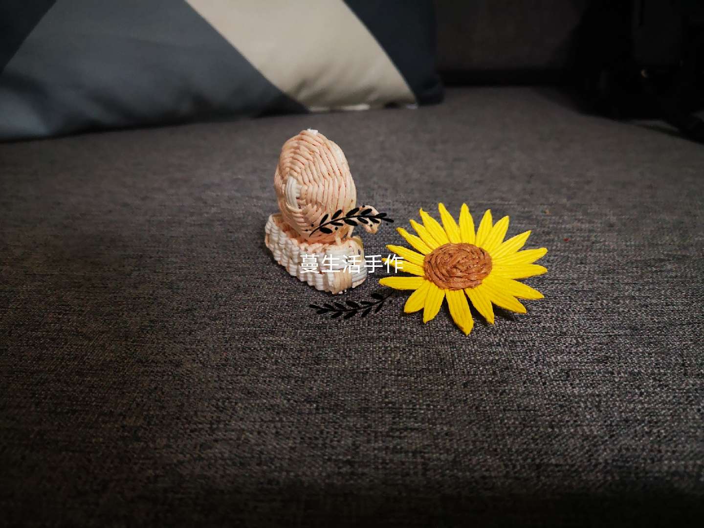 之前做过一个简版的藤编小蜗牛，今天改良了一下，当成小摆件，跟小雏菊一起看起来很有夏天的气息。
