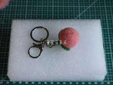 现在是桃子季，最近吃桃子比较多，就给孩子用羊毛毡做水果，DIY成钥匙扣也比较实用。