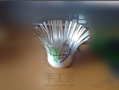 用易拉罐精致的花型烛台 第4步