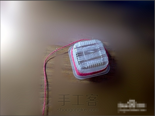 教大家用月饼盒跟红纸绳做灯笼 第4步