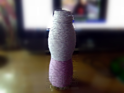 用纸绳做出梦幻般的紫色花瓶 第5步