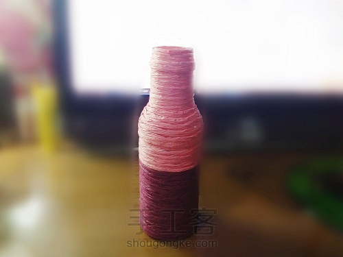 饮料瓶和纸绳做成粉嫩系的小花瓶 第5步