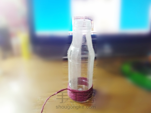 饮料瓶和纸绳做成粉嫩系的小花瓶 第3步