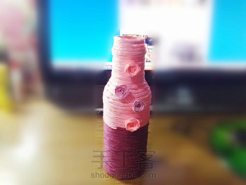 饮料瓶和纸绳做成粉嫩系的小花瓶 第7步
