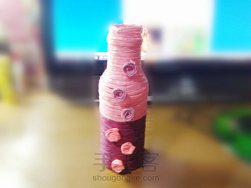 饮料瓶和纸绳做成粉嫩系的小花瓶 第6步