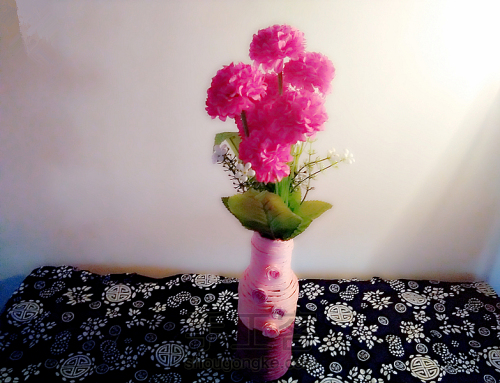 饮料瓶和纸绳做成粉嫩系的小花瓶 第8步