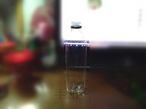 用饮料瓶和麻绳编成储物小碗 第1步