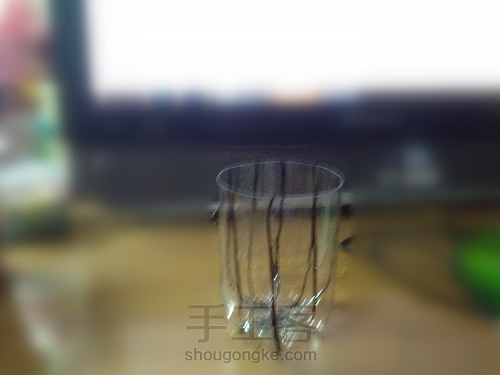 用饮料瓶和麻绳编成储物小碗 第3步