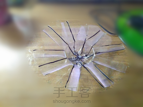 用饮料瓶和麻绳编成储物小碗 第4步