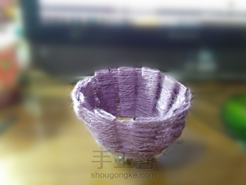 用饮料瓶和麻绳编成储物小碗 第6步