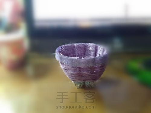 用饮料瓶和麻绳编成储物小碗 第7步