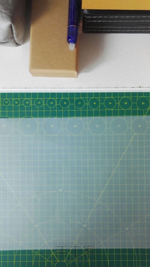 怎样在一个A4纸上裁出一个最大的正六边形。 第1步