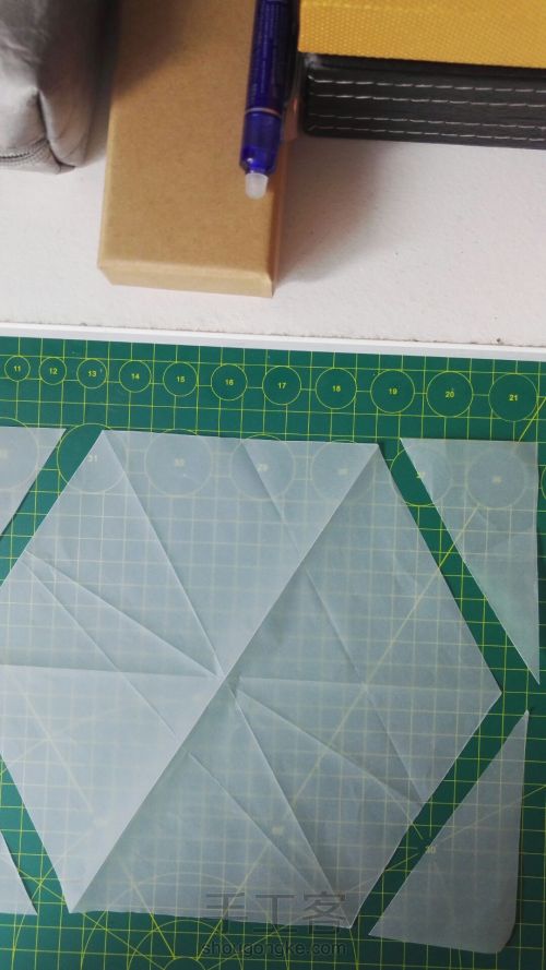 怎样在一个A4纸上裁出一个最大的正六边形。 第13步