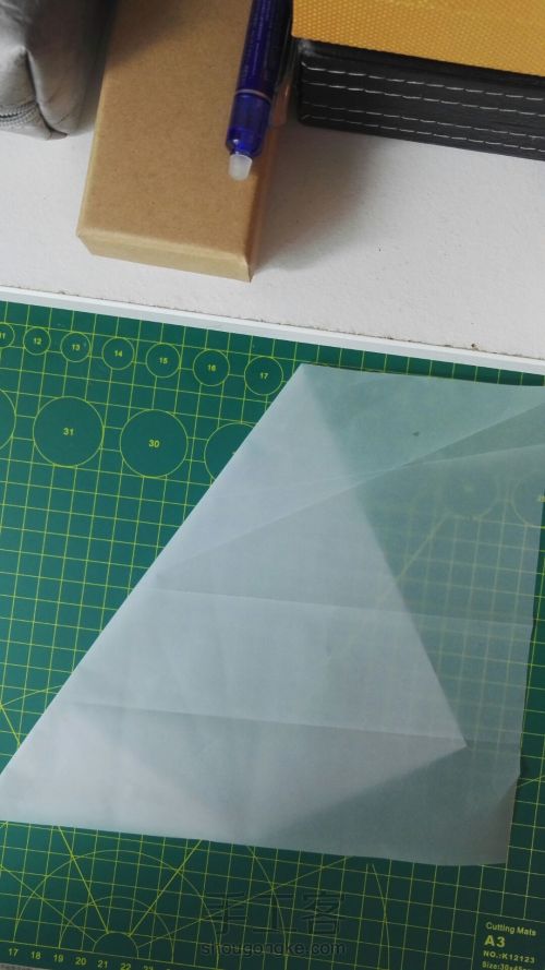 怎样在一个A4纸上裁出一个最大的正六边形。 第6步
