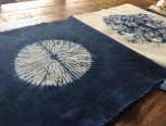 通过缝线制作的圆形的放射状图案，像一种叫唐松草的植物的花朵的样子，所以在日本叫“唐松绞”。
