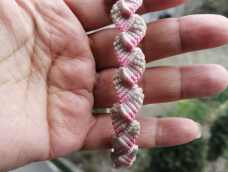 找到一条20年前的手绳，空心线编的，用的都是半个斜卷结