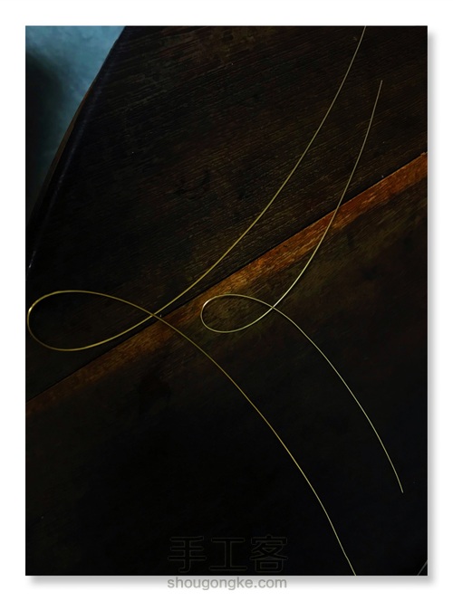 玫瑰花苞造型绕线—冰种魔鬼蓝海蓝宝无孔吊坠 第1步