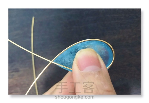 玫瑰花苞造型绕线—冰种魔鬼蓝海蓝宝无孔吊坠 第2步