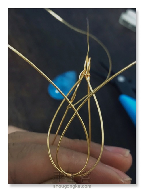 玫瑰花苞造型绕线—冰种魔鬼蓝海蓝宝无孔吊坠 第4步