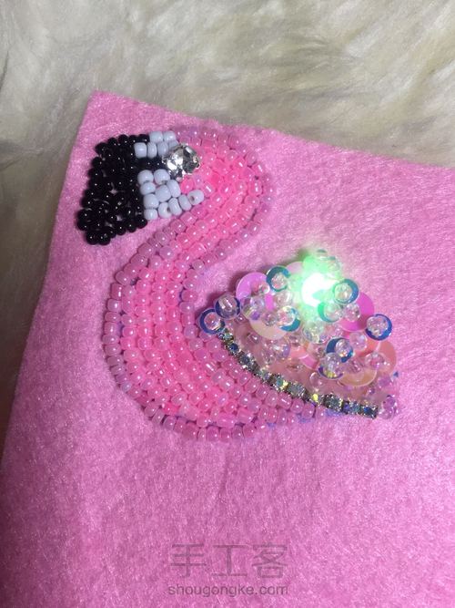 【vivian邢星手作】粉红火烈鸟钉珠胸针 第6步