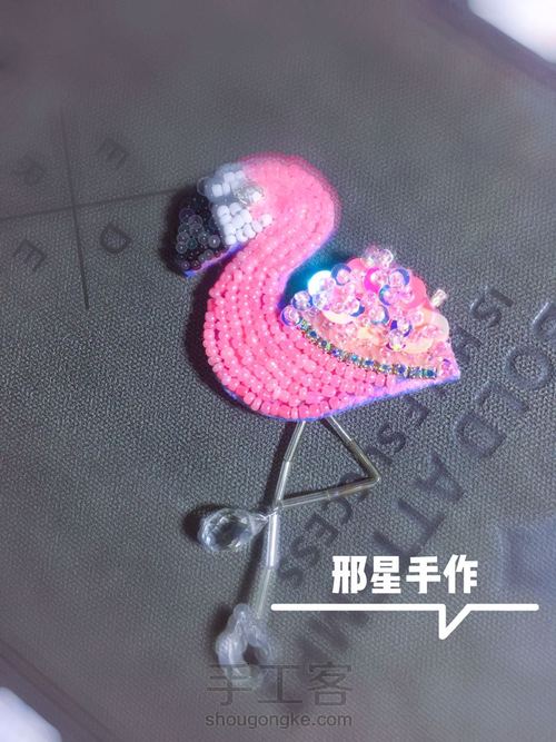 【vivian邢星手作】粉红火烈鸟钉珠胸针 第11步