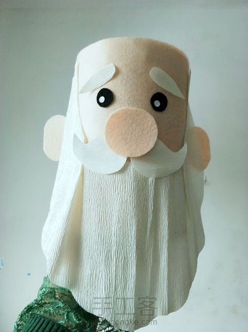 奶粉罐做一个圣诞老人 第8步