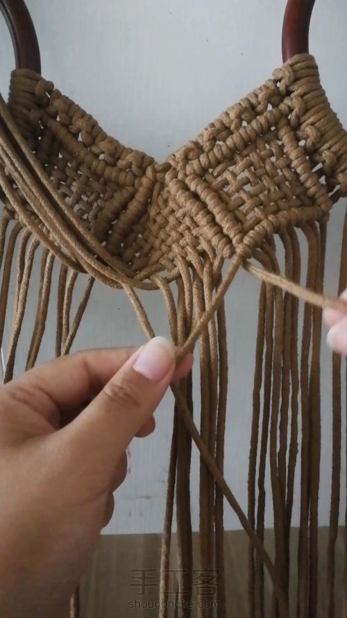 咖色花朵手提包 手工编织包包教程 结绳艺术 第25步