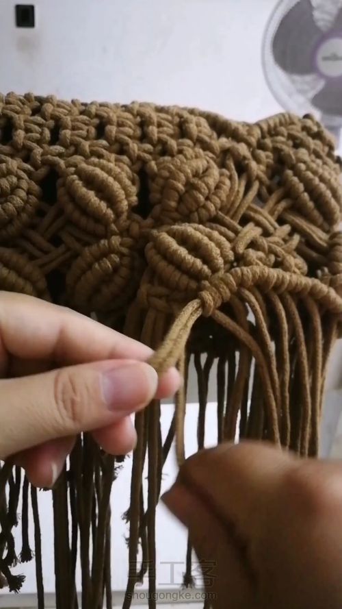 咖色花朵手提包 手工编织包包教程 结绳艺术 第56步