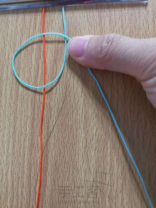 双线纽扣结 第1步