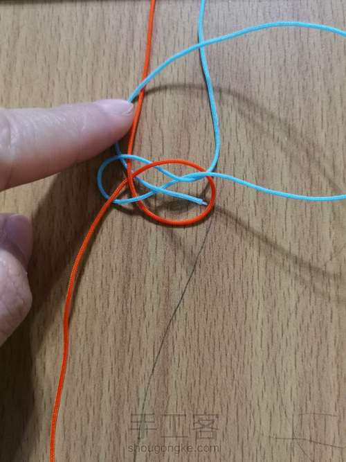双线纽扣结 第5步
