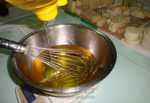 手工皂培训：干姜洗发皂的配方及详细操作步骤 第3步